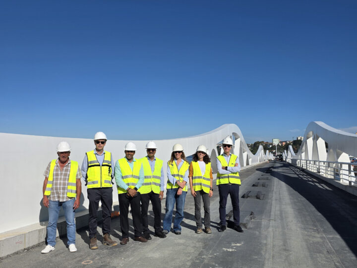 Altos cargos de Western Railway India visitan el puerto de Ferrol para conocer la técnica utilizada en la ejecución de la conexión ferroviaria
